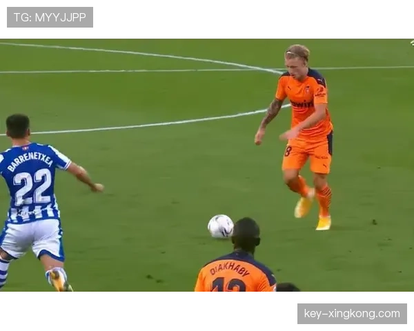 加亚的技术特点：左路攻防稳健性、传中精准度与位置感的协同机制分析